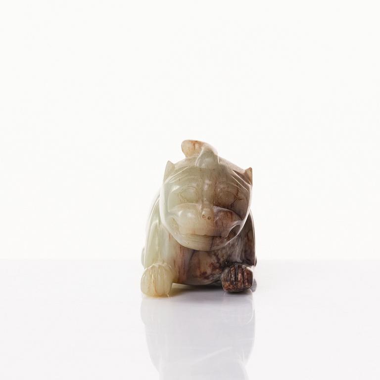 A Chinese nephrite sculpture of a mythical creature, Qing dynasty.