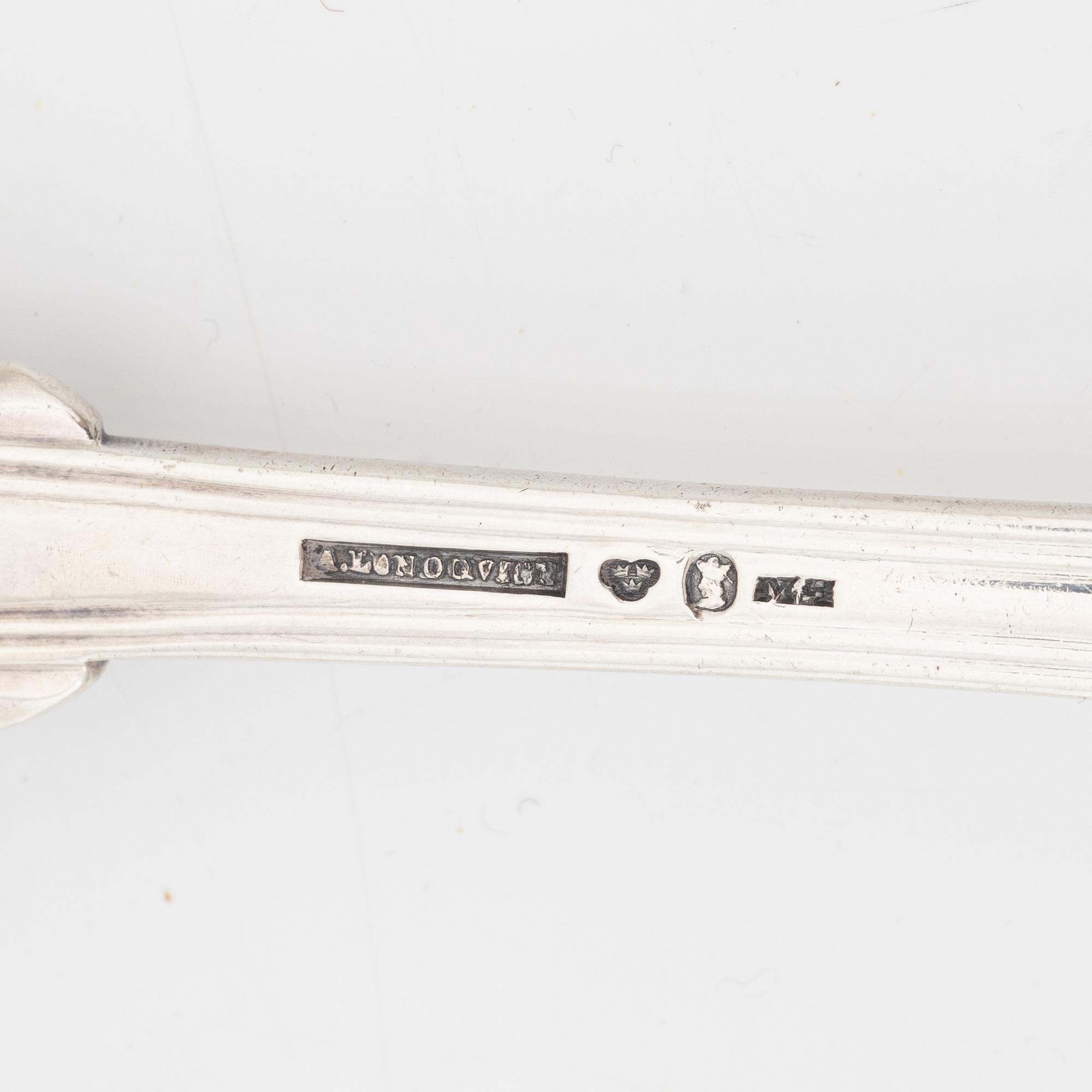 Ragusked A Lundqvist, Stockholm 1842, samt soppslev A Ambrosius, silver, Stockholm 1884.