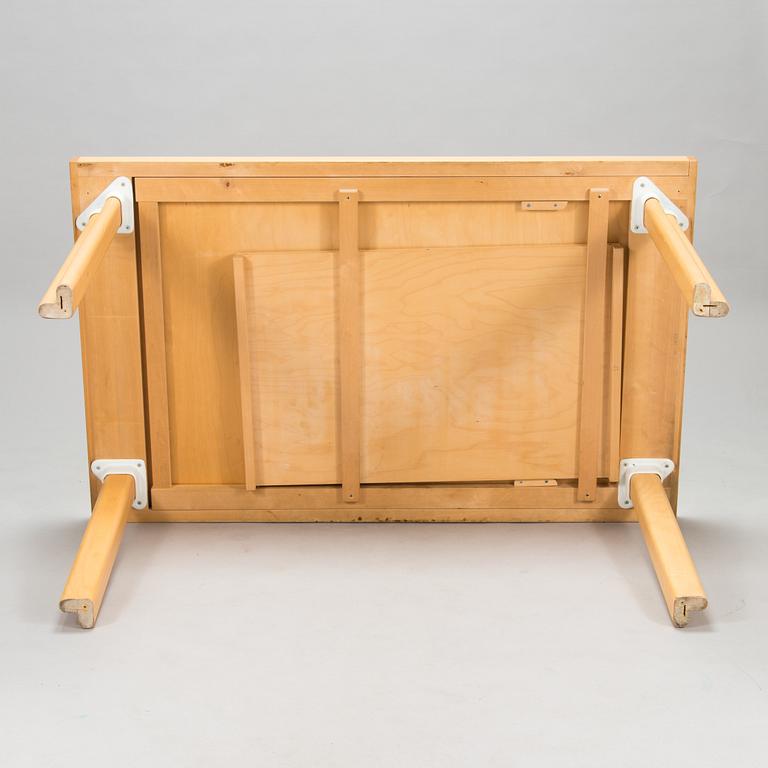 Alvar Aalto, a late 20th century 'H97' dining table for Artek.