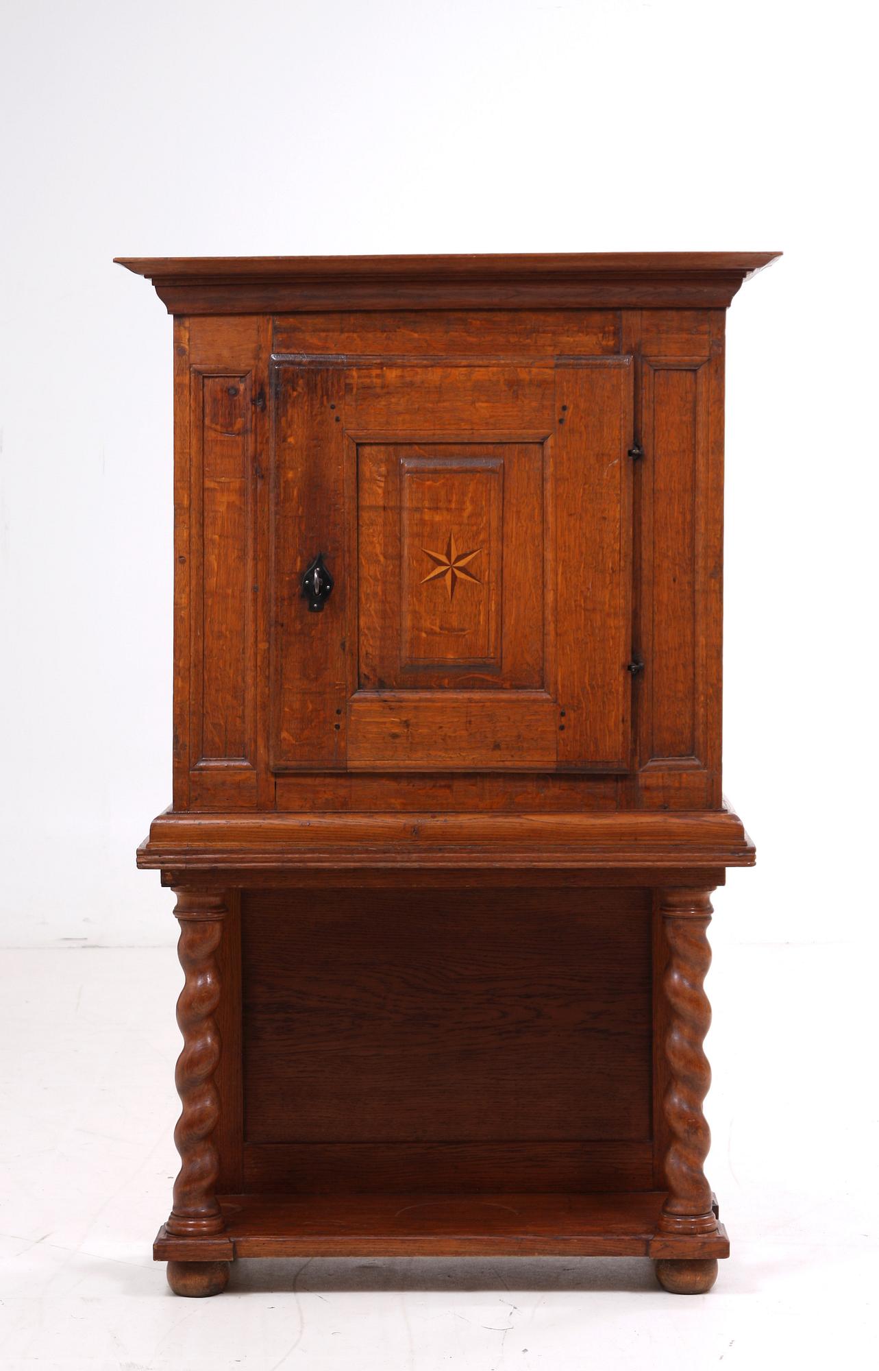 STOLPSKÅP, barockstil, 1800-tal.