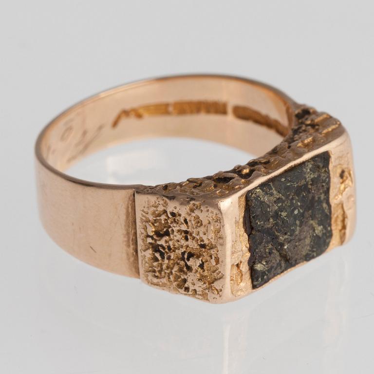 Björn Weckström, A RING, 14K gold, copper ore "Goldstone" Lapponia 1970.