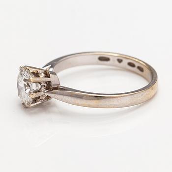 Sormus, 18K valkokultaa, timantti n. 1.10 ct. Kalevi Piiranen, Helsinki 1982.