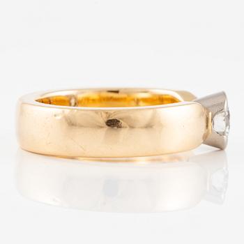 Ring 18K gold with a round brilliant-cut diamond.