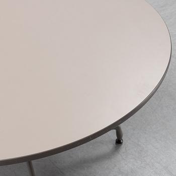 A round 'Aluminumgroup' table by Charles and Ray Eames for Herman Miller.