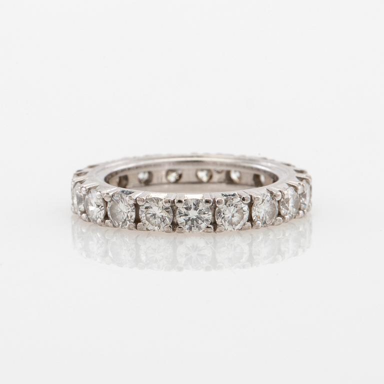 Ring, full eternity band in 18K white gold set with round brilliant-cut diamonds.