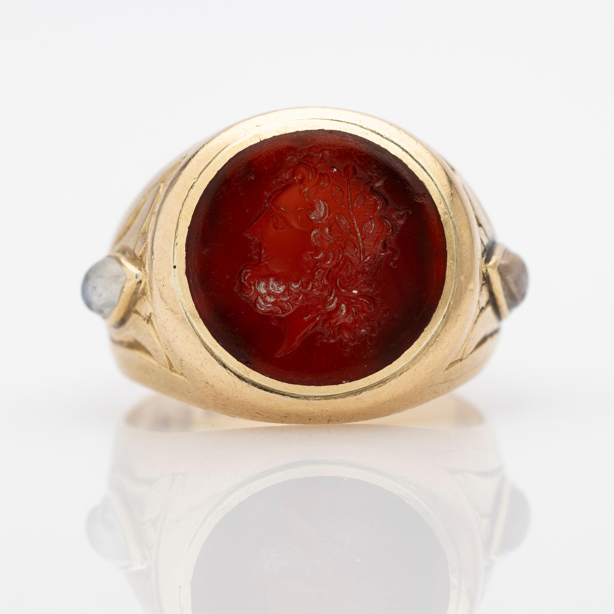 Cocktail ring, 18k gold with red and moonstones.