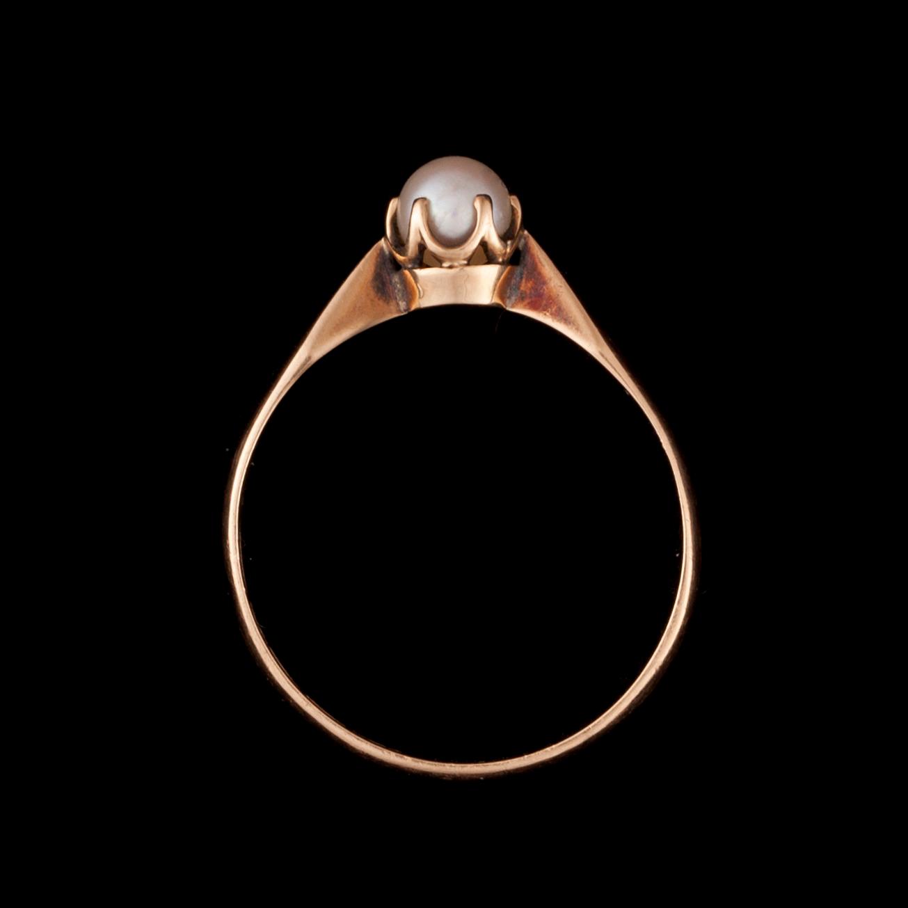 RING, 14K guld, pärla. Helsingfors 1958. Vikt ca 1,5 g.