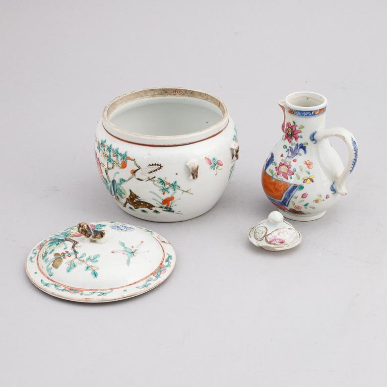 A group of Chinese porcelain, Qing dynasty, Kangxi, Qianlong, 18th and 19th century. Six pieces.