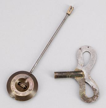 GARNITYR MED BORDSPENDYL OCH ett par KANDELABRAR, 3 delar, nyrenässans, sent 1800-tal.