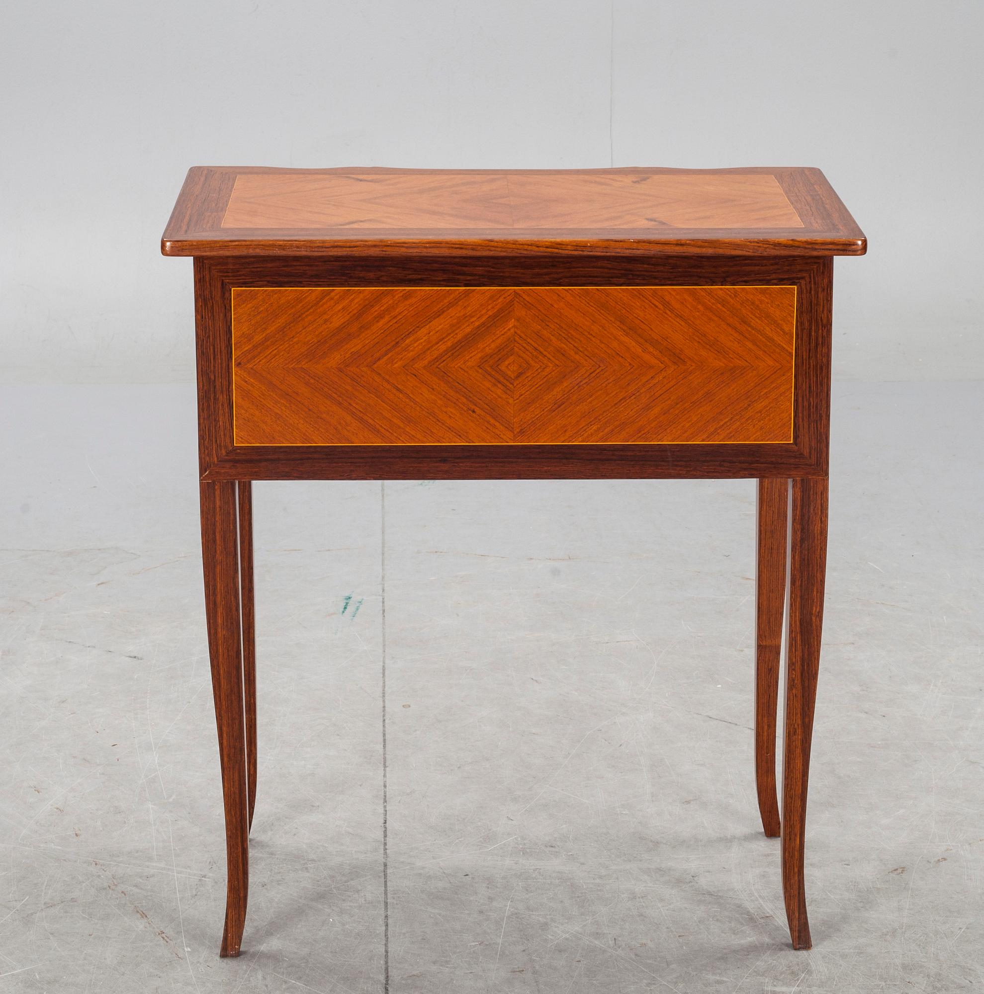 BYRÅ, gustaviansk stil. 1900-tal.