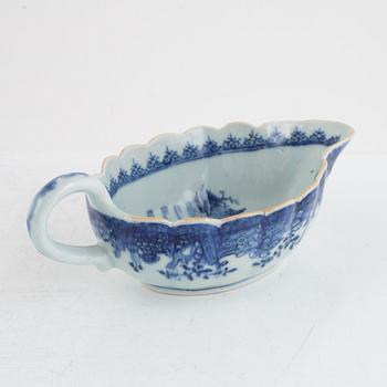 A Chinese export porcelain blue and white sauce boat, Qing dynasty, Qianlong (1736-95).