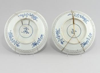 GALLERFAT, ett par, porslin, Kina, tidigt 1800-tal.