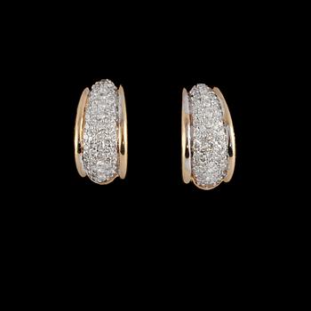 ÖRHÄNGEN, ett par, 14k guld och vitguld med briljantslipade diamanter, totalt ca 2.10 ct, utländska stämplar. Vikt 8 g.