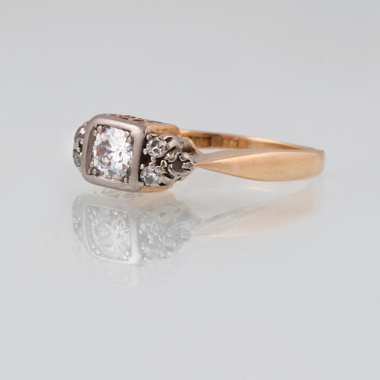 RING, 18K guld med gammalslipad diamant ca 0.50 ct och 6  åttkantslipade diamanter, Gunther Thulin,Stockholm, 1954.