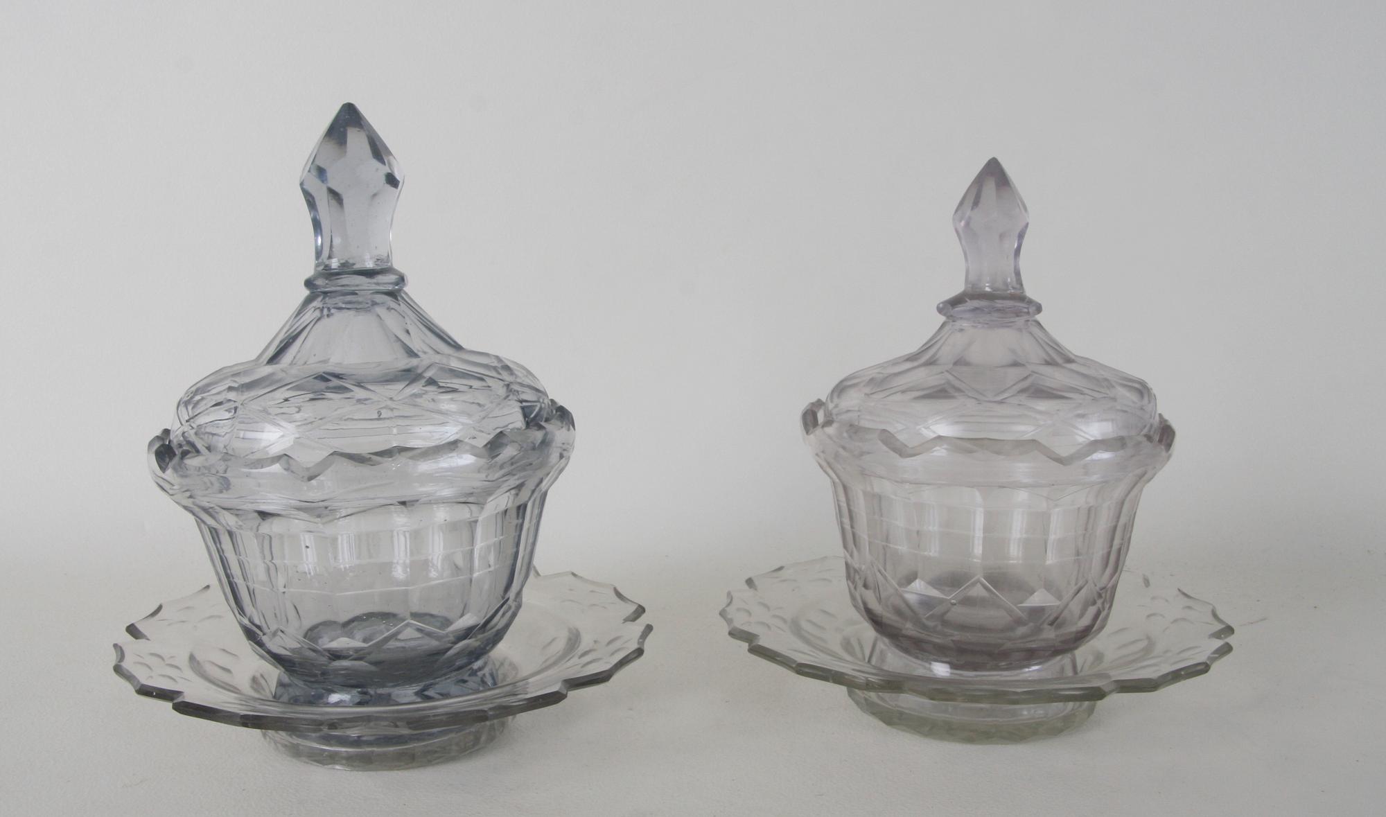 BONBONJÄRER, ett par snarlika, glas, 1800-tal.