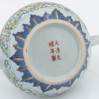 A Chinese porcelain tea service, 24 pieces, first part of the 20th century.