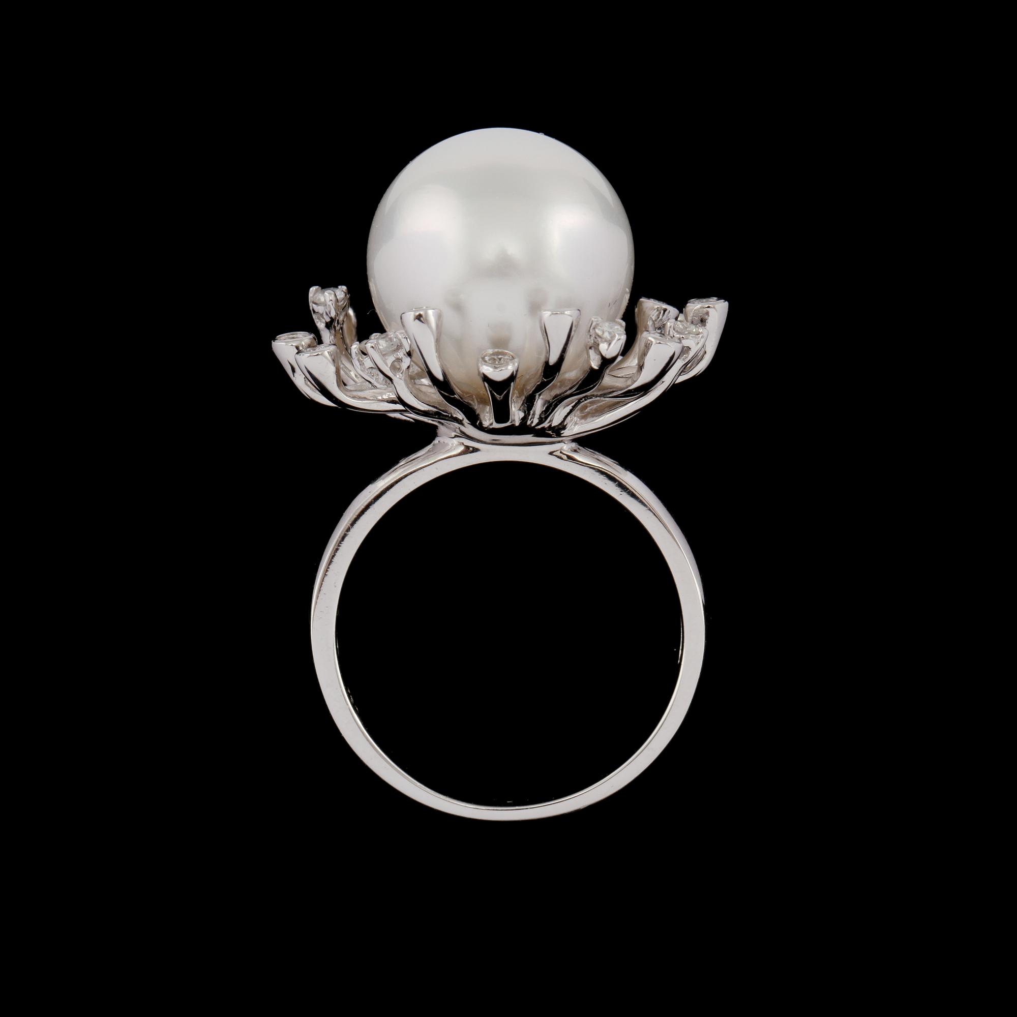 RING, 18k vitguld med briljantslipade diamanter, 0.26 ct samt Australiensk odlad South Sea pärla. Vikt 10 g.