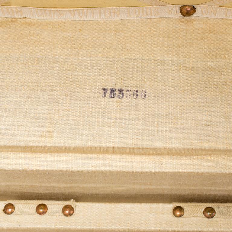 TRUNK Louis Vuitton.