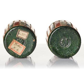 Koppar, två stycken, keramik samt kanna, porslin. Qing dynastin, 1800-tal.