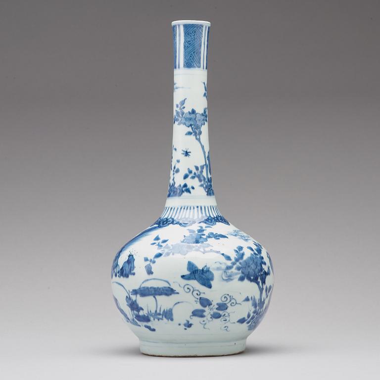 A blue and white figural vase, Qing dynasty, Transition, 17th century.