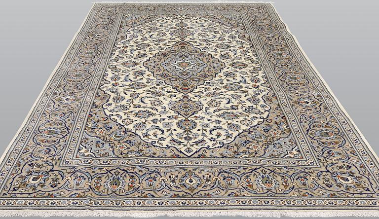 A Keshan carpet, approx. 297 x 198 cm.