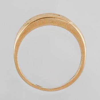 RING, 18K guld med briljantslipade diamanter ca 0.30 ct samt fasettslipade blå safirer. Vikt 8,0 gram.