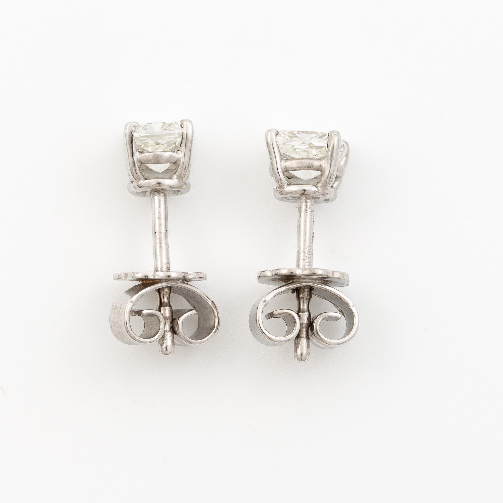 Örhängen, ett par,  18K vitguld med cushionslipade diamanter totalt 1.03 ct, medföljande GIA dossier.