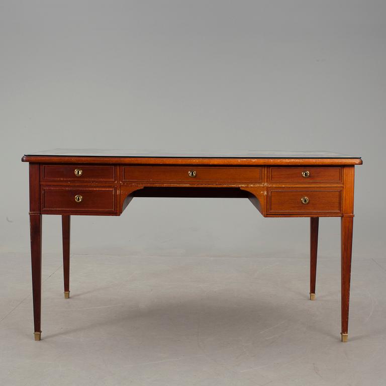 SKRIVBORD, gustaviansk stil, 1900-talets andra hälft.