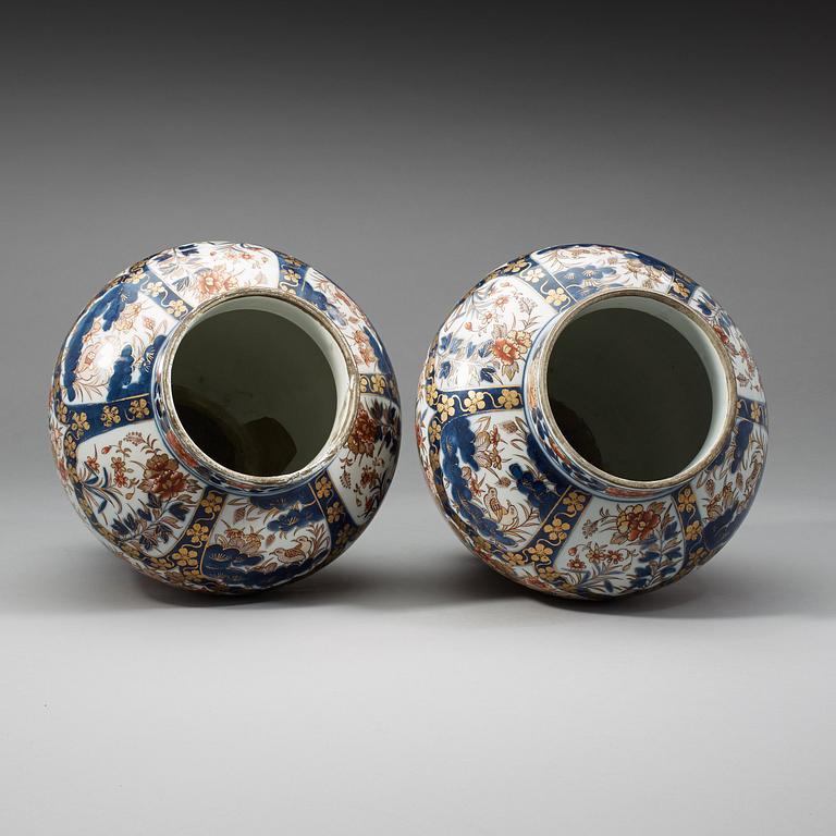 A pair of  imari vases with covers, Samson, 1800-tal.