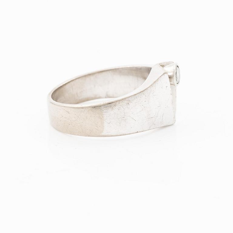 Ring by Juhani Linnovaara, 18K white gold with brilliant-cut diamond. Lapponia 1973.