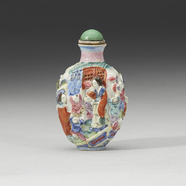 A famille rose snuff bottle, late Qing dynasty, 19th Century.