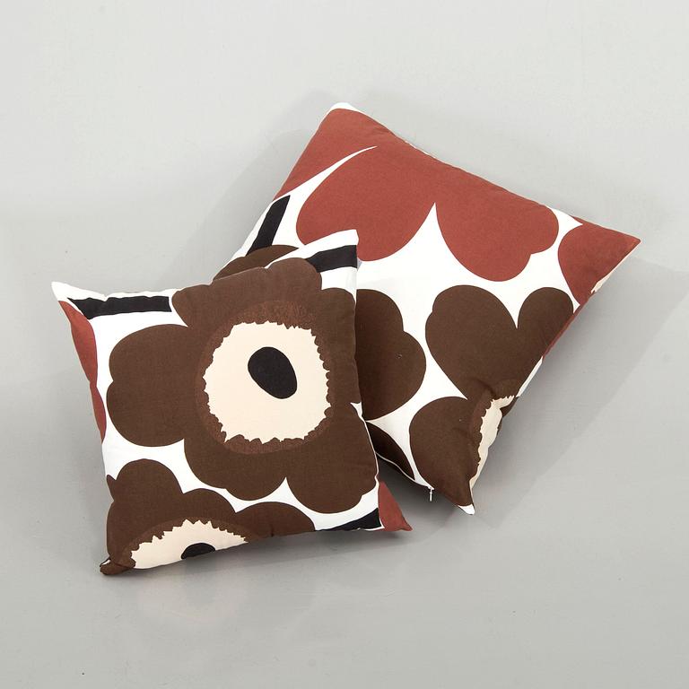GARDINER 4 längder samt kuddar 2 st "Unikko" Maija Isola för Marimekko, bomull ca 160 x 130 cm vardera.