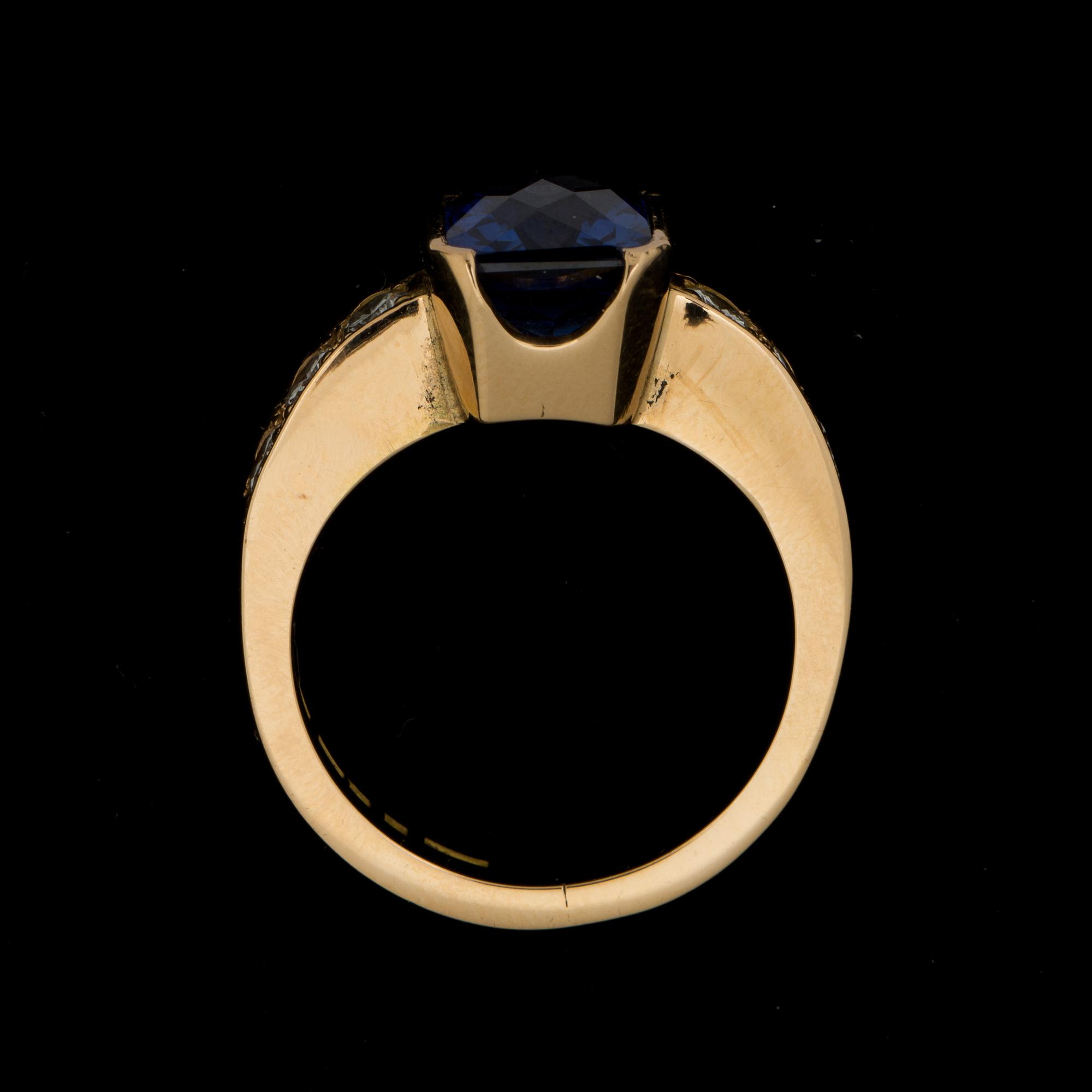 RING, 18 k guld med safir ca 5,50 ct samt 6 briljantslipade diamanter ca 0,90 ct. Vikt ca 14 g.