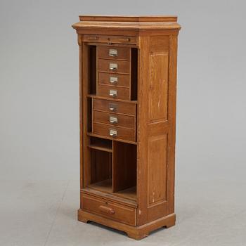 JALUSISKÅP, 1900-talets första hälft.