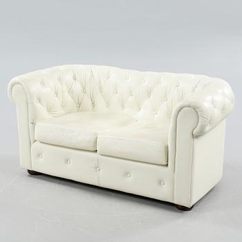 SOFFA, Chesterfield, vitt skinn, 2000-tal.