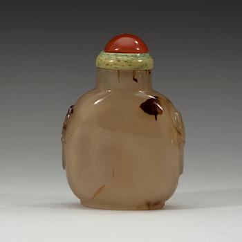 A carved chalcedony snuff bottle, Qing dynasty, 19th century.