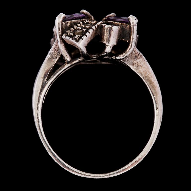 RING, silver med markasiter och troligtvis fasettslipade ametister. Vikt 6 g.