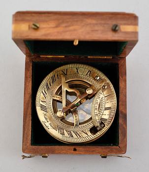 KOMPASS/SOLUR, mässing, 1900-talets andra hälft.