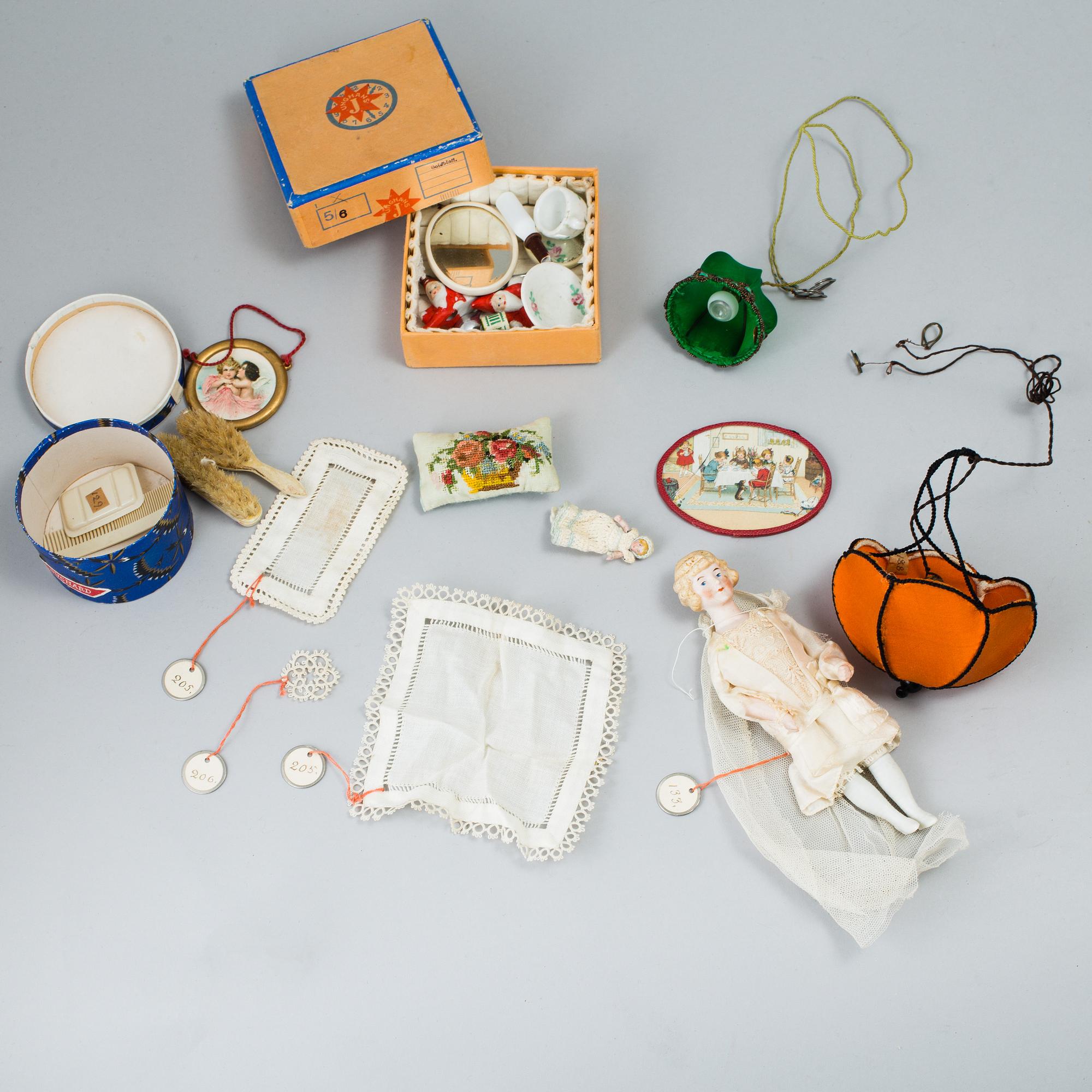 Dollhouse furniture and accessories. Early 20th century..