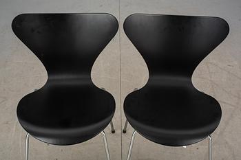 STOLAR, ett par, "Sjuan", Arne Jacobsen, Fritz Hansen, etikettmärkta 2000.