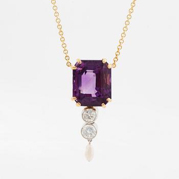 An 18K gold pendant set with a faceted amethyst and round brilliant- and old-cut diamonds and a pearl.