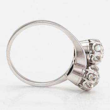 Ring, syskonring, 18K vitguld med två gammalslipade diamanter, totalt ca 2.20 ct. Med Intyg.