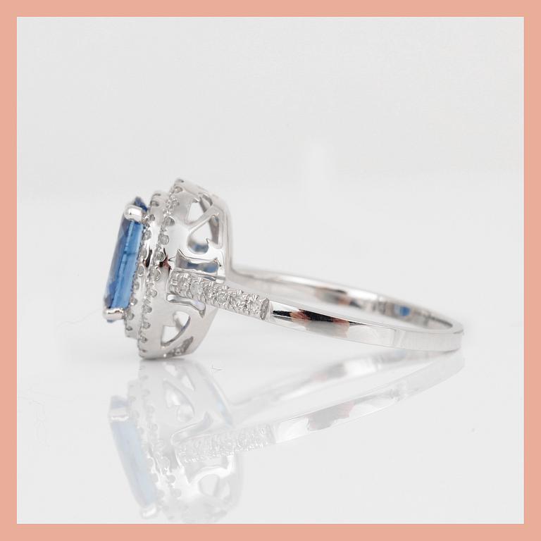 RING, 14K vitguld med ovalslipad safir, ca 1,57 ct, och åttkantslipade diamanter. Total vikt ca 3,33 g.