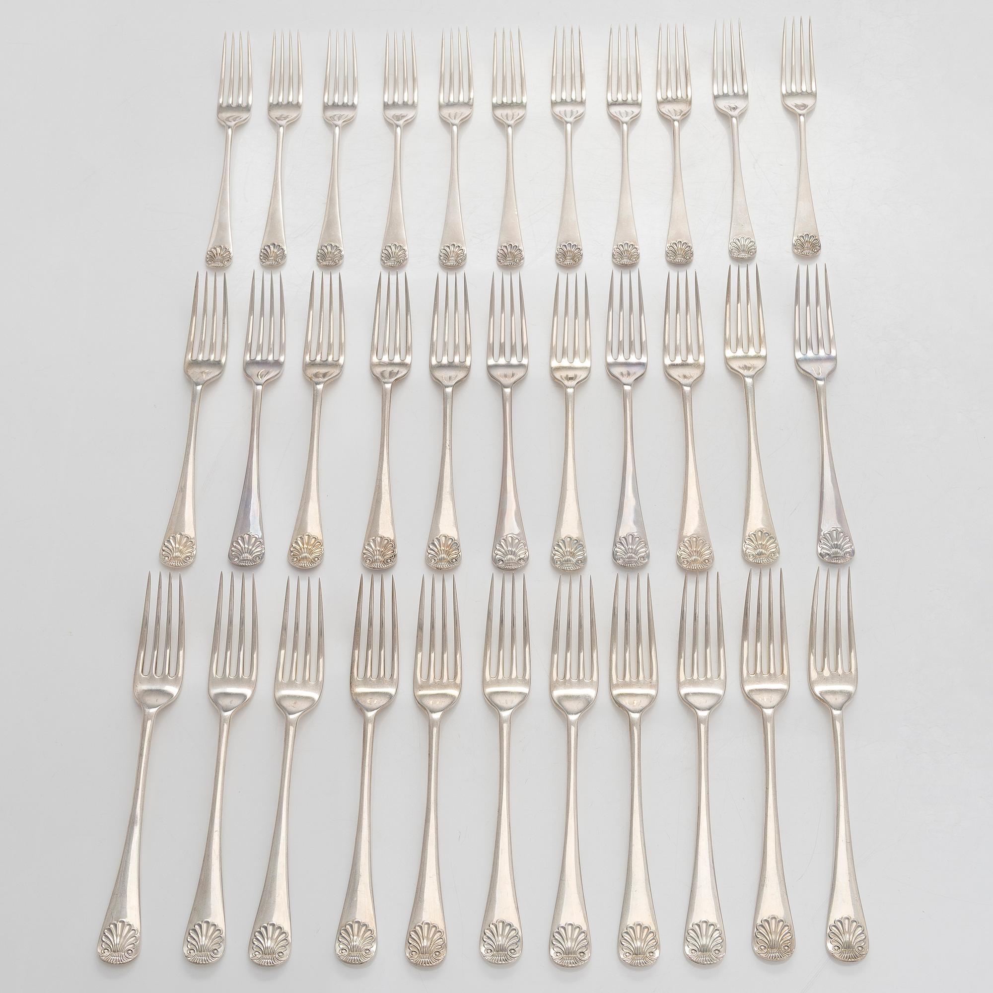 James Robinson, A 99-piece Shell Pattern sterling silver cutlery service, London 1968.