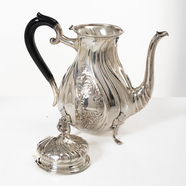 Kaffekanna och gräddkanna, silver, rokokostil, CG Hallberg, 1934.
