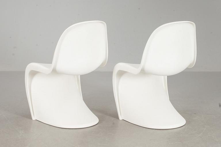 STOLAR, ett par, "Panton chair", Verner Panton för Vitra, formgivna 1960.