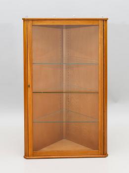 HÄNGVITRINSKÅP, 1900-talets första hälft.