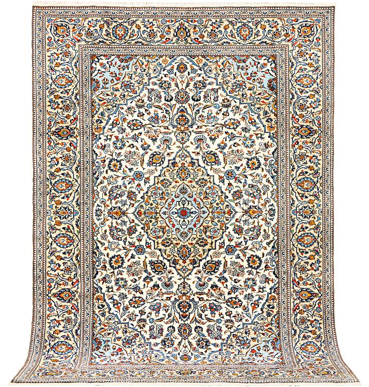 A Kashan carpet, a. 351 x 245 cm.