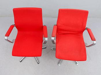 SKRIVBORDSSTOLAR, 2 st, "Oxford", Arne Jacobsen, för Fritz Hansen, Danmark, 1983 respektive 1986.