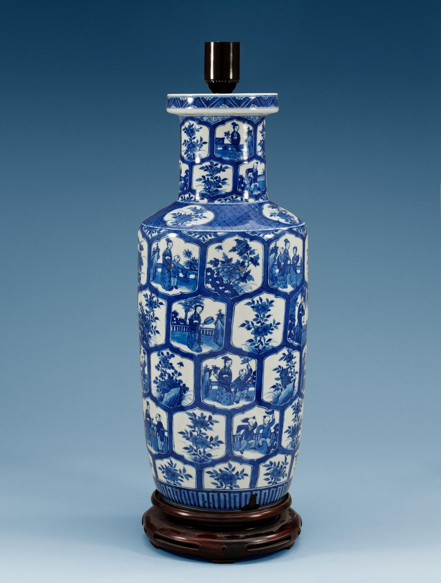 A blue and white rouleau vase, Qing dynasty (1644-1912).